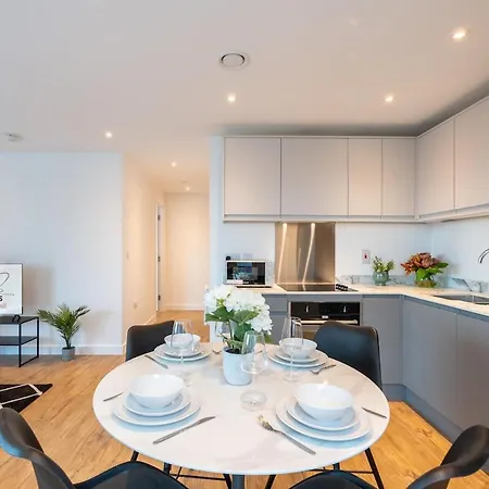 Luxury Penthouse - Prestigious Location דירה לידס