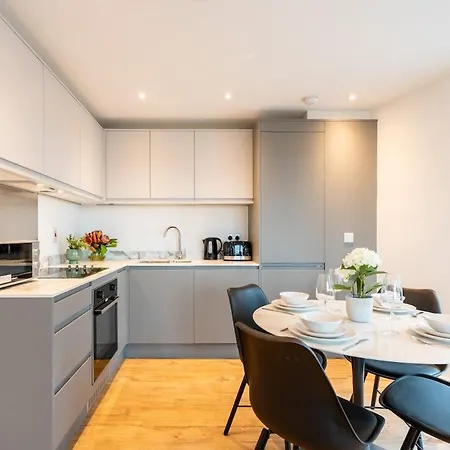 Luxury Penthouse - Prestigious Location דירה לידס