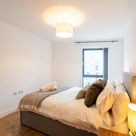 Luxury Penthouse - Prestigious Location * לידס
