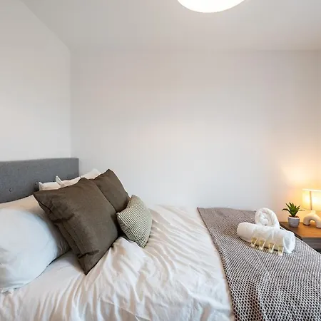 Luxury Penthouse - City Views - Prestigious Leeds (West Yorkshire)