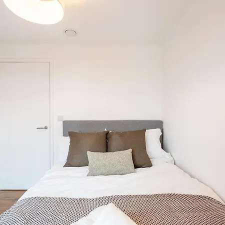 Luxury Penthouse - City Views - Prestigious