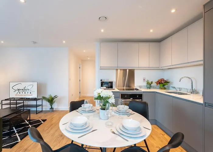 Luxury Penthouse - Prestigious Location דירה לידס