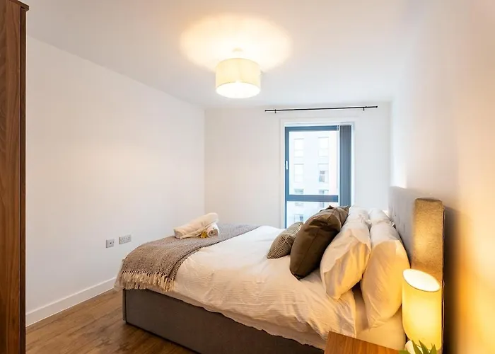 Luxury Penthouse - Prestigious Location * לידס